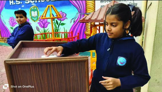 Students learned the voting process in Harda district