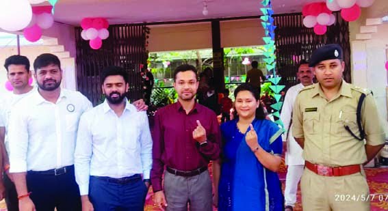 Voting begins in Harda district, Collector Singh and SP Choukse were the first to vote.