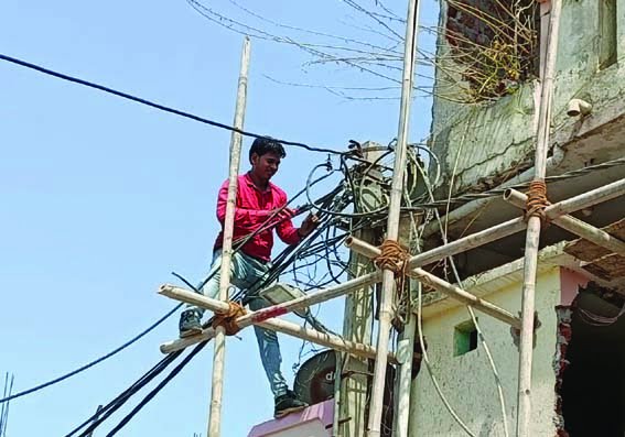 Sun on the head, sweat coming out of the body, still the electricity workers work in this scorching heat