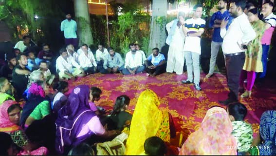 Collector Aditya Singh met the families affected by Bairagarh blast accident