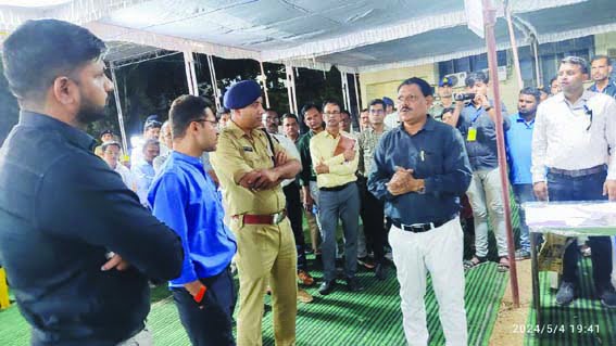 Collector Singh and Superintendent of Police Choukse took stock of the voting material distribution system.