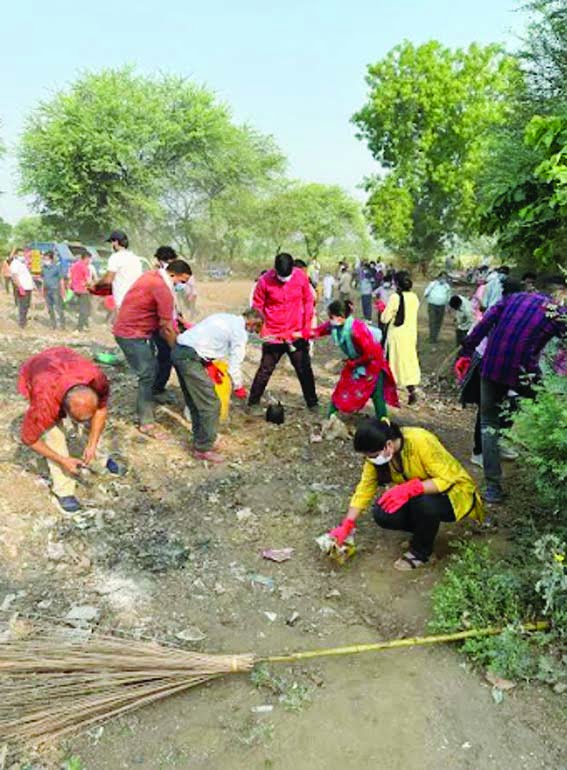 Collector Meena herself cleaned under cleanliness campaign