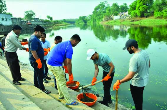 Collector Singh and Additional Collector Dr. Gowda did Shramdaan at Pedighat