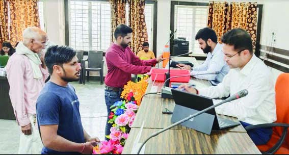 Collector Aditya Singh heard the problems of the citizens in the public hearing