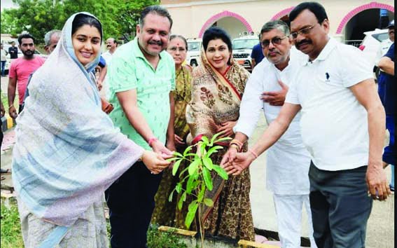 Minister Smt. Krishna Gaur planted a sapling in the Circuit House premises
