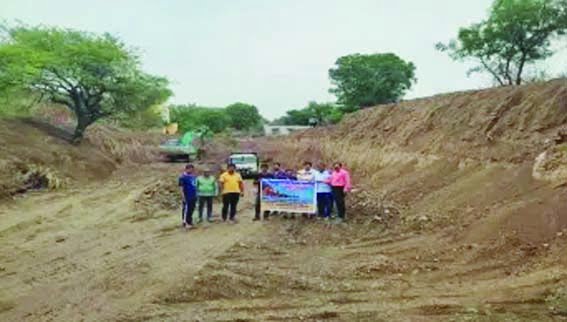 There will be no royalty on the use of silt and soil extracted from ponds