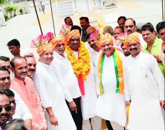 Union Minister Uikey was welcomed at many places on his arrival in Harda