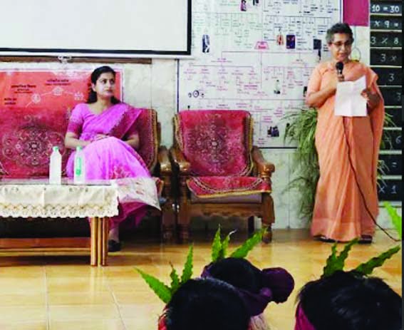 The collector advised the children to study hard and work hard to be successful in life