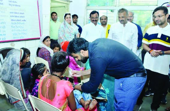 Collector Singh administered medicine to children at the polio booth