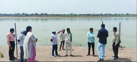 Chief Executive Officer of District Panchayat visited the Panchayats of Narmada Path