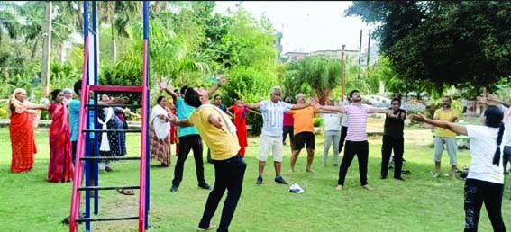Citizens were made to practice yoga in Nehru Park and were told about the benefits of yoga