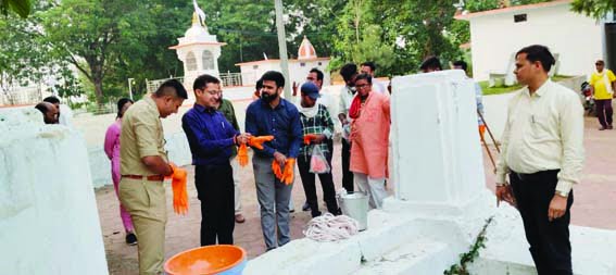 The collector did voluntary work in cleaning the stepwell