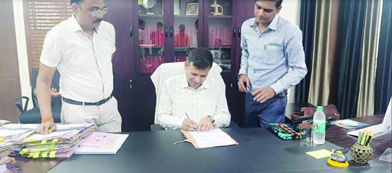 Krishna Gopal Tiwari took charge as Narmadapuram Division Commissioner