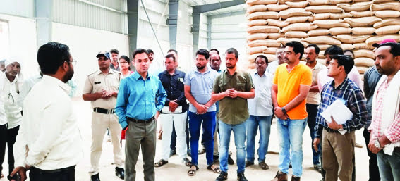 Collector Aditya Singh conducted a surprise inspection of moong procurement centers
