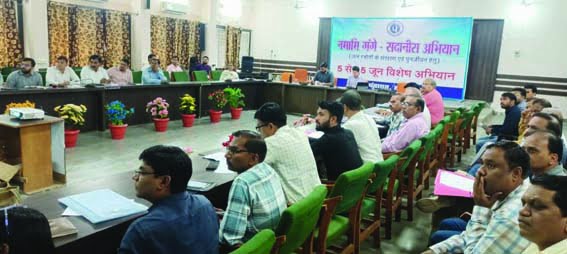 Resolve pending complaints in CM Helpline satisfactorily