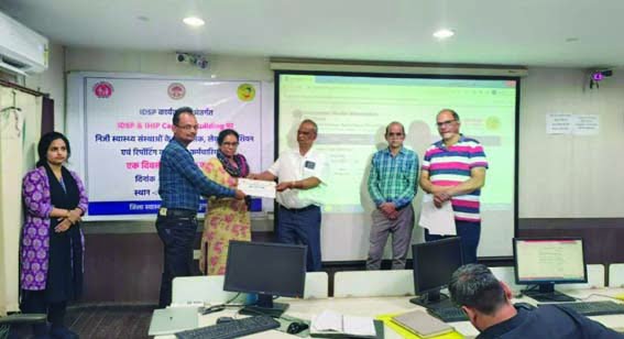 Teachers and health department staff should come to their workplace on time - Divisional Commissioner Tiwari