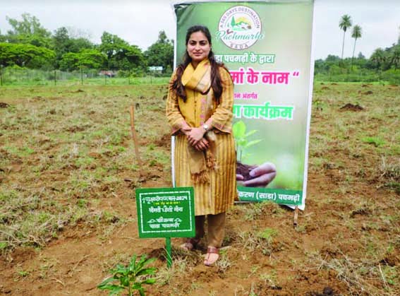 The collector planted a sapling in Pachmarhi under the campaign 'One plant in the name of mother'