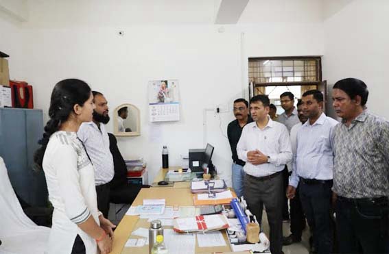Divisional Commissioner Krishna Gopal Tiwari inspected the Commissioner's Office