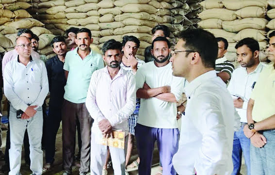 Discussion with the farmers present during procurement