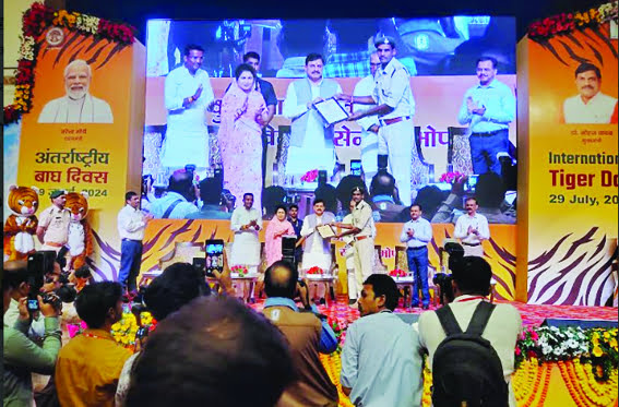 Employees of Satpura Tiger Reserve were honored on International Tiger Day
