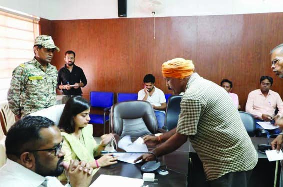 An 87-year-old woman arrived at the public hearing to remove the tea and flower vendors' stall