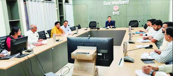 Collector Aditya Singh conducted a surprise inspection of moong procurement centers