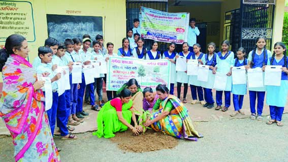 Brand ambassador Dr. Geeta Pandey administered the cleanliness pledge