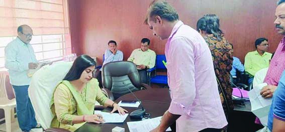 Collector Sonia Meena heard the problems of the citizens in the public hearing