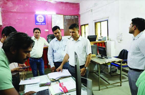 Divisional Commissioner inspected the Tehsildar Court of Itarsi