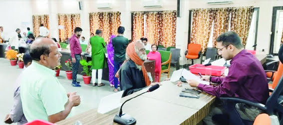 Farmer presented moong crop to Collector Aditya Singh