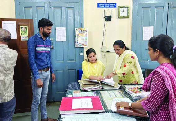 The collector did a surprise inspection of the Seoni Malwa Tehsil office