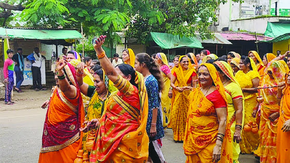Kavad Yatra was taken out by Mahila Mandal from Gaurishankar Temple to Gupteshwar Temple