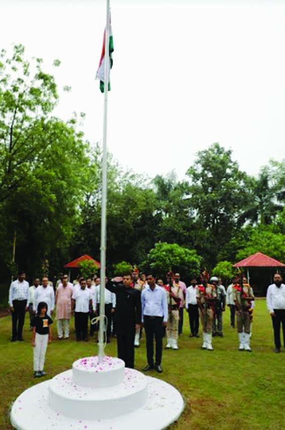 Divisional Commissioner hoisted the flag at the Commissioner's office