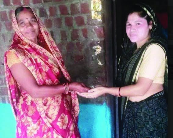 Invited by giving yellow rice for the "gratitude cum gift" program