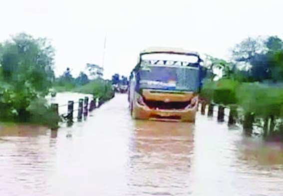 Yadav bus operator welcomed Collector Aditya Singh