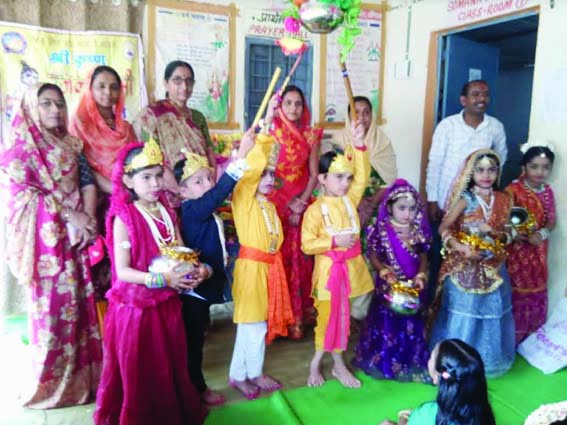 In the Anganwadi centers of Harda district
