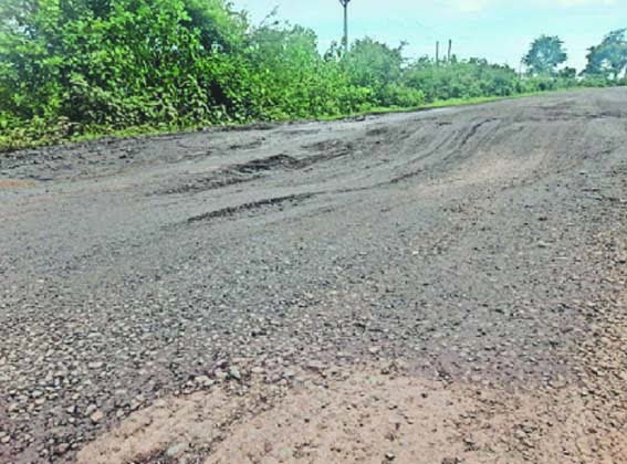 Demanded to get the repair work of Harda-Khirkiya road done