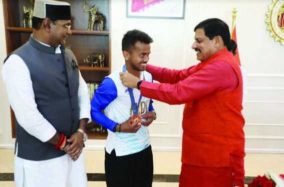 Chief Minister Dr. Yadav gave an incentive of one crore rupees to Vivek Sagar