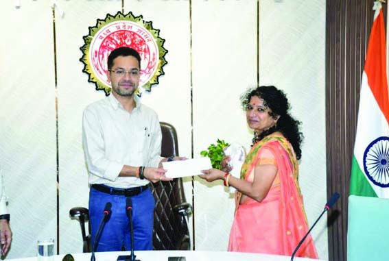 Collector Aditya Singh met the retired employees