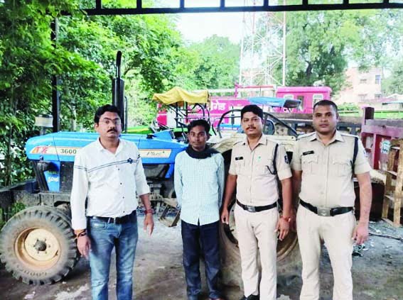 Tractor trolley seized for illegal transportation of sand