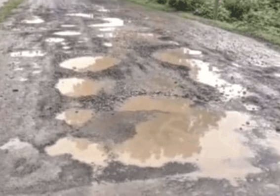 The roads of Harda district have become an example of potholes,