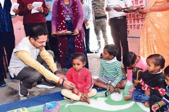 Homeguards provide blankets, fruits and biscuits to old-age homes