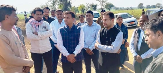 Divisional Commissioner Tiwari held discussions with the farmers