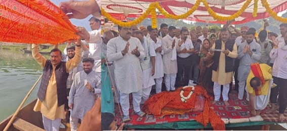 Chunari offered to Mother Narmada