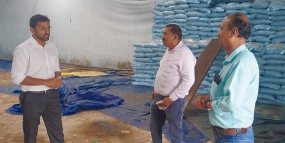 Collector Siddharth Jain inspected the rack point and double lock of urea.