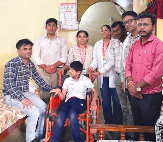 Employees of the disabled rehabilitation center are giving
