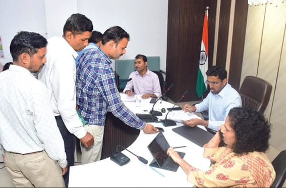 Harda Collector Siddharth Jain heard the problems of the citizens in the public hearing